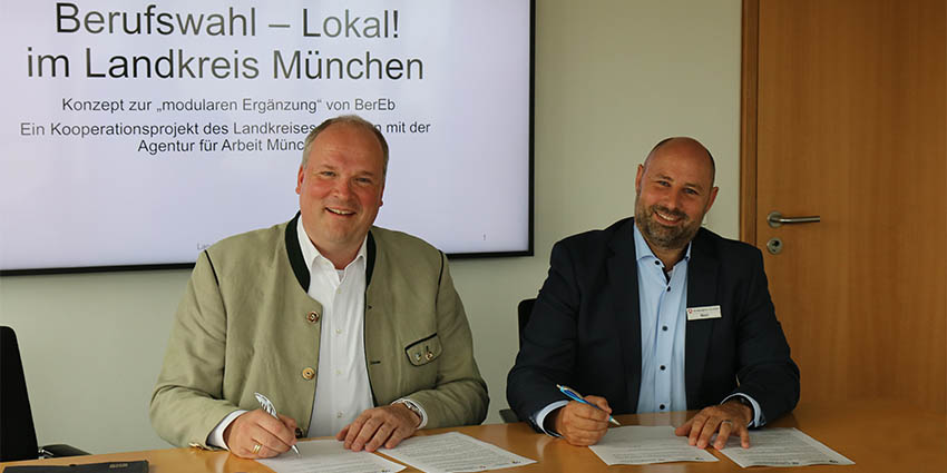 Unterzeichneten die Kooperationsvereinbarung: Landrat Christoph Göbel und Bereichsleiter Guido Werl von der Agentur für Arbeit München.