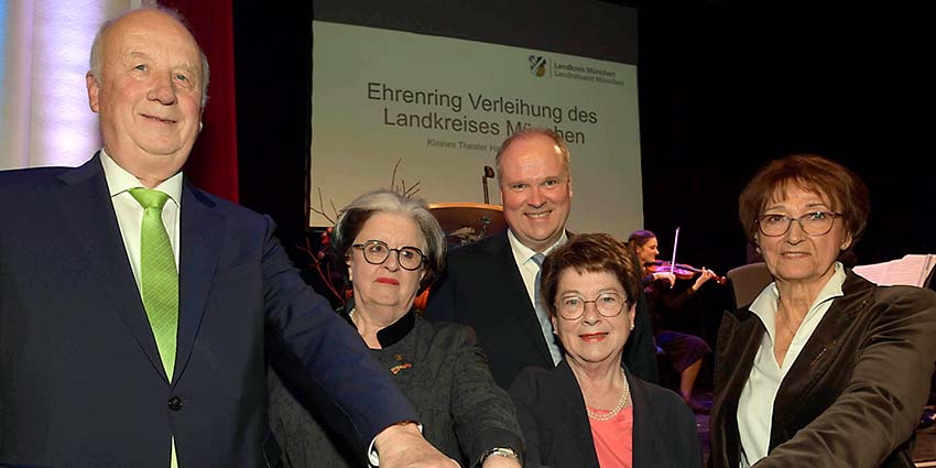 Foto: Die vier neuen Ehrenringträger mit Landrat Christoph Göbel (Mitte). Von links: Christoph Nadler, Johanna Hagn, Ulrike Beck und Brigitte Thoma. 